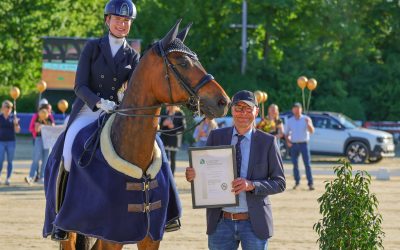 Goldenes Reitabzeichen für Anni Feix